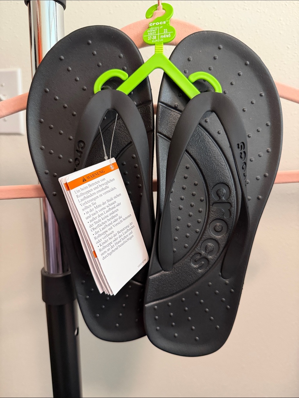 CROCS Black Classic Flip Sandals